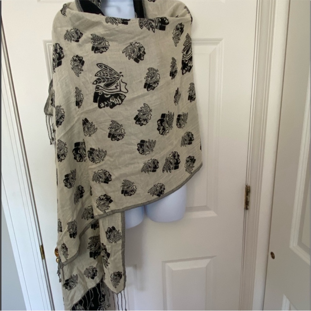Chicago Blackhawks Team Logo Shawl. Brand New.